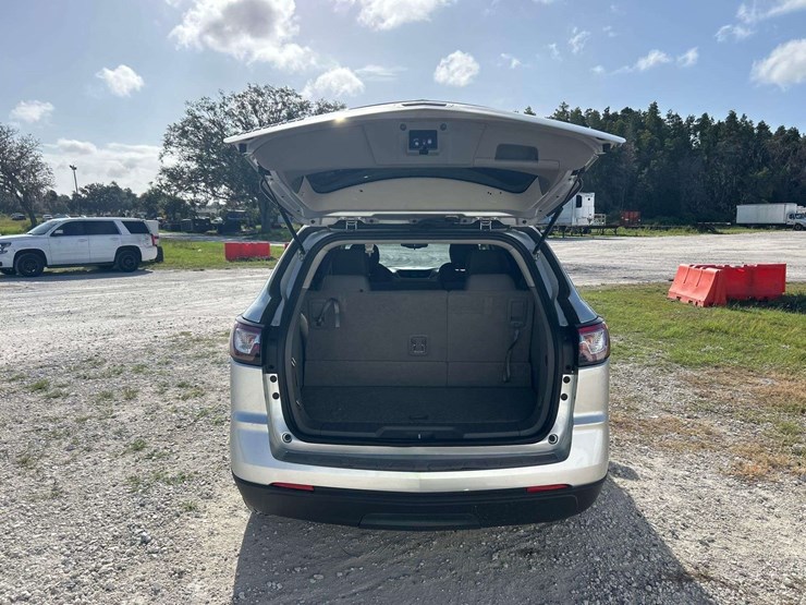 2017-chevrolet-traverse-ls-image-22