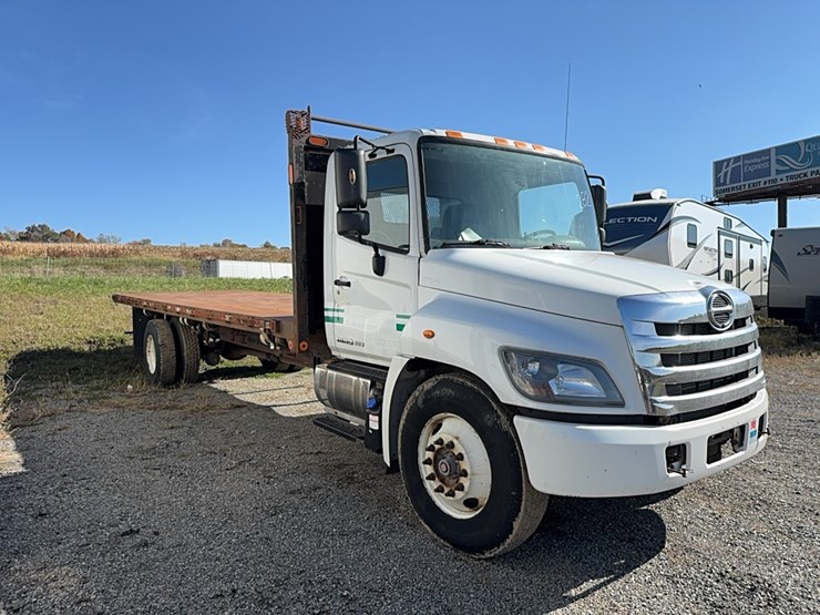 2018-hino-268-image-2