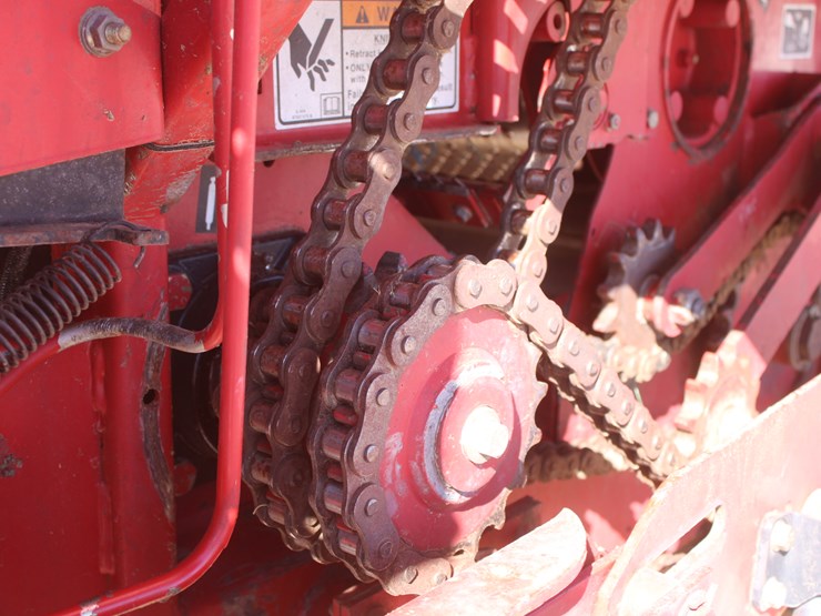 new-holland-br780-image-16