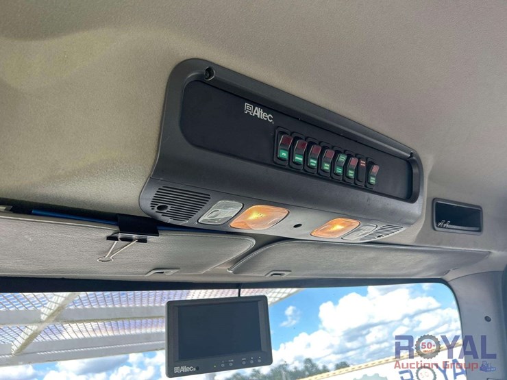 2016-freightliner-m2-106-altec-am50-50ft.-insulated-material-handling-bucket-truck-image-17