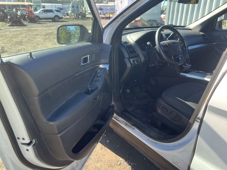 2016-ford-explorer-image-16