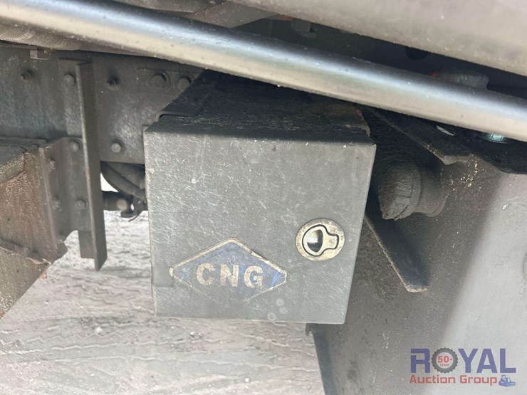 2015-peterbilt-320-image-9