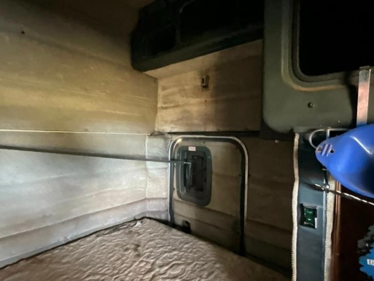 1998-peterbilt-379-image-38