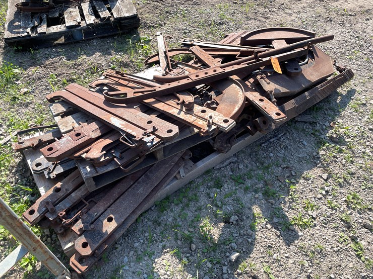 #1040-•-pallet-of-plow-parts-image-4