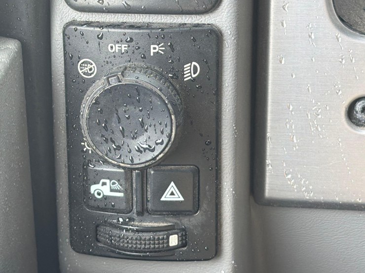 2019-mack-anthem-64t-image-28