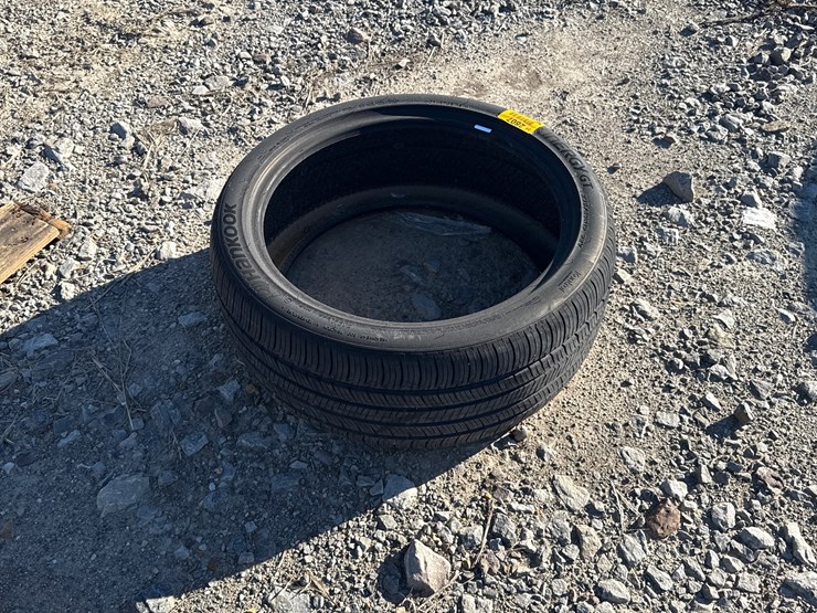 #2807-•-(1)-235/40r19-tire-inv#-2807-image-3