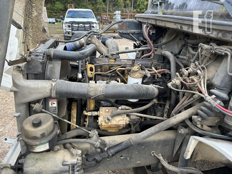 2004-freightliner-fl70-image-17