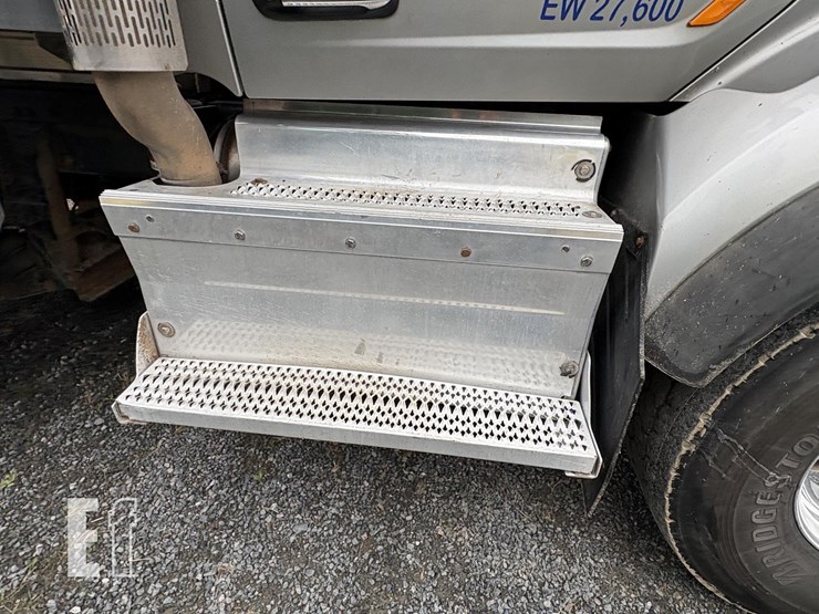 2015-peterbilt-567-image-8