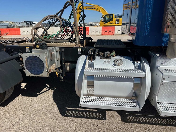 2013-peterbilt-367-image-3