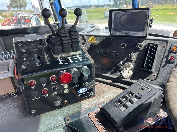 2005-autocar-wxr-heil-rear-loader-garbage-truck-image-10