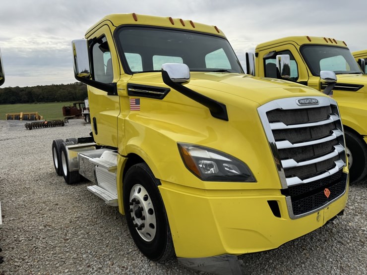 2018-freightliner-cascadia-126-image-3