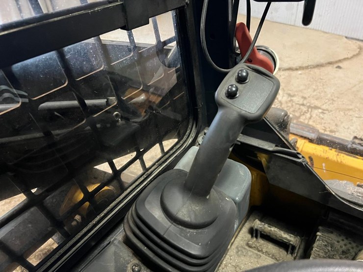 2018-deere-317g-image-25