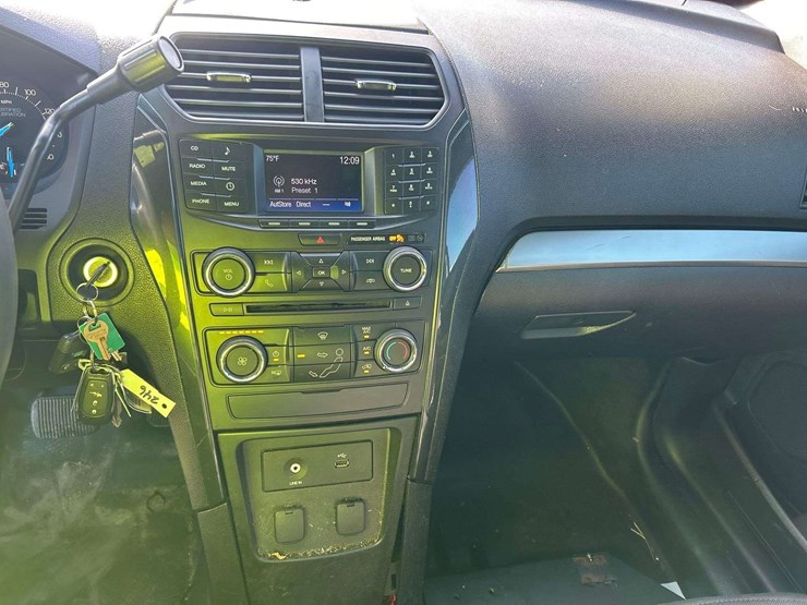 2016-ford-explorer-image-15