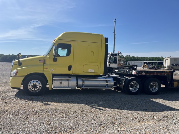 #2881-•-2018-freightliner-ca125slp-mid-roof-sleeper-truck-image-17