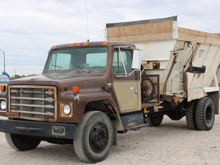 1982-international-s1700-image-2