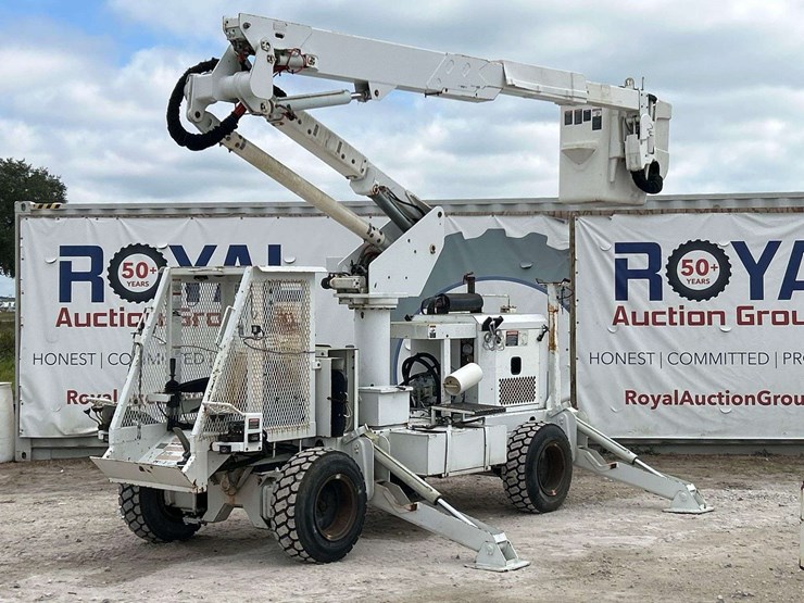 woodchuck-altec-at37g-37ft-insulated-rover-bucket-lift-image-1