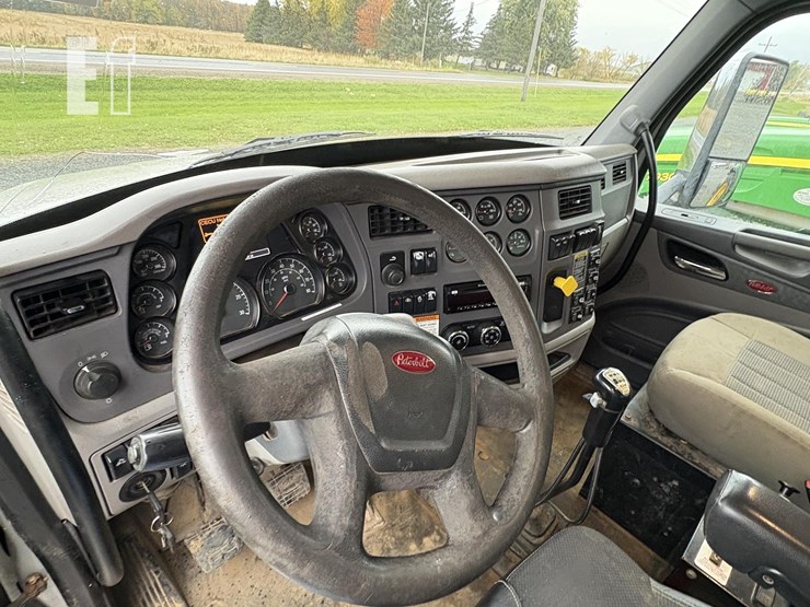 2015-peterbilt-567-image-27