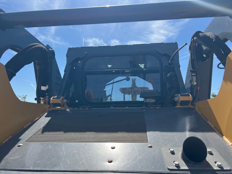 2020-deere-317g-image-18