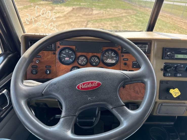 2007-peterbilt-335-image-30