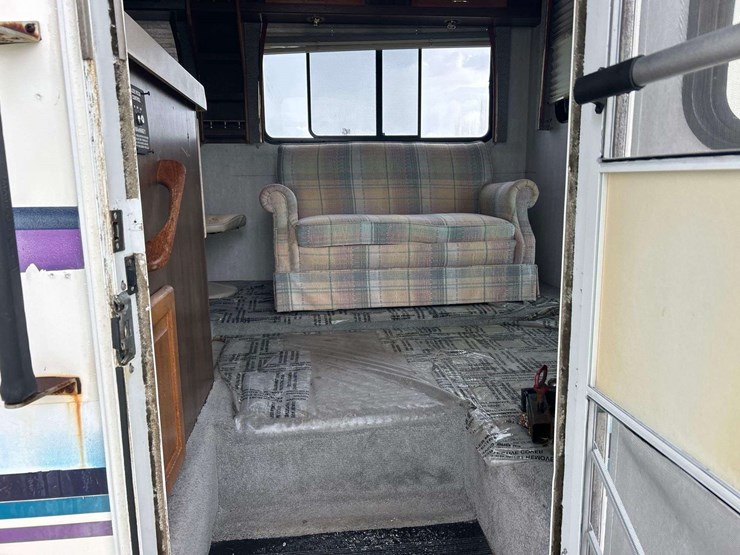 1998-national-rv-tropi-cal-t/a-35ft-class-a-motorhome-image-10