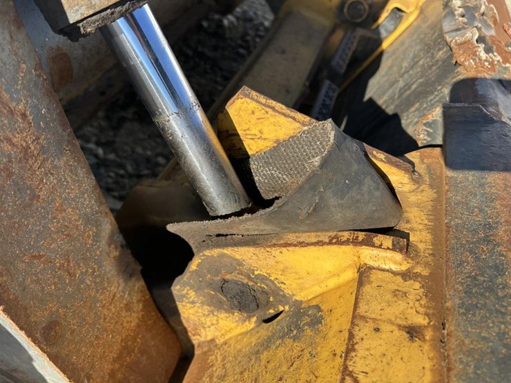 2016-deere-326e-image-14