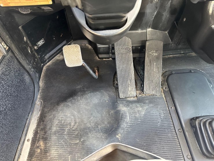 2007-peterbilt-335-image-33