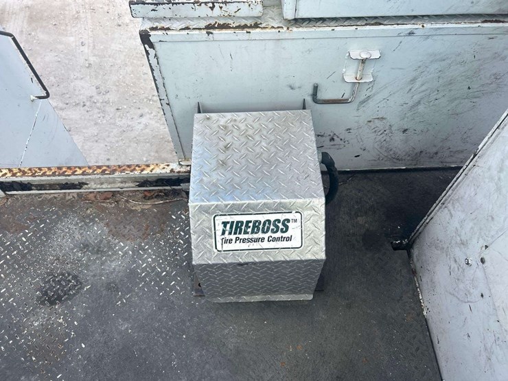 2016-freightliner-m2-106-altec-am50-50ft-bucket-truck-image-46