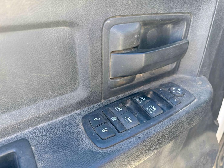 2015-dodge-3500hd-image-13