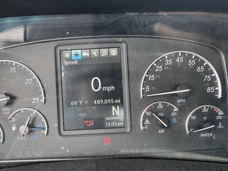 2018-freightliner-cascadia-126-image-10