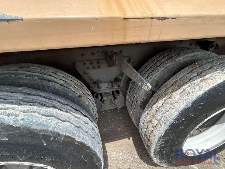 2015-peterbilt-320-image-10