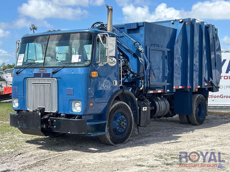 2005-autocar-wxr-heil-rear-loader-garbage-truck-image-1