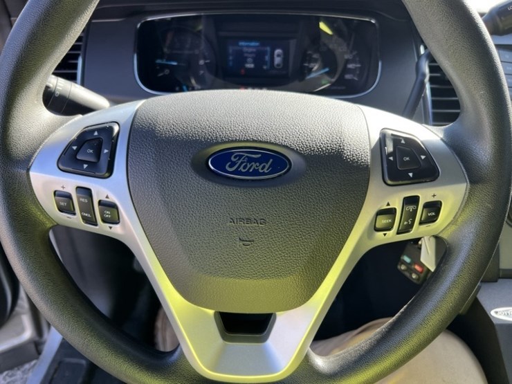 2017-ford-taurus-sedan-image-28