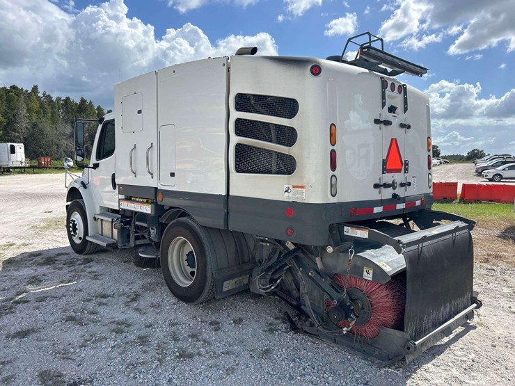 2020-freightliner-m2-106-elgin-eagle-series-4mf-street-sweeper-truck-image-4