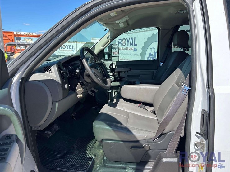 2013-chevrolet-silverado-3500-image-11