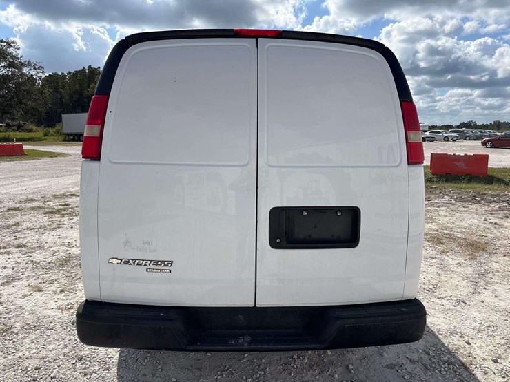 2014-chevrolet-express-3500-image-26