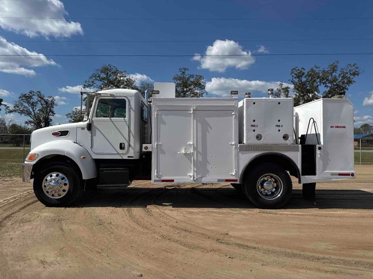 2007-peterbilt-335-image-1