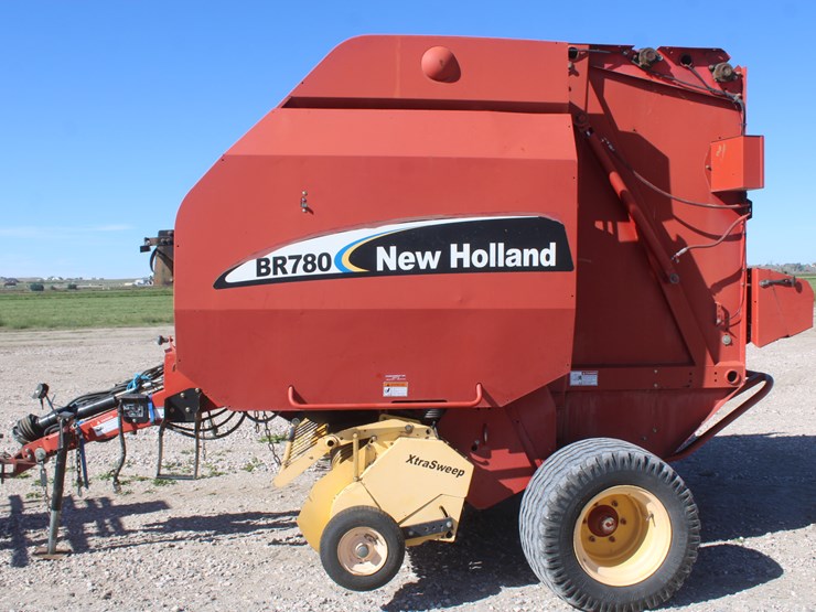 new-holland-br780-image-9