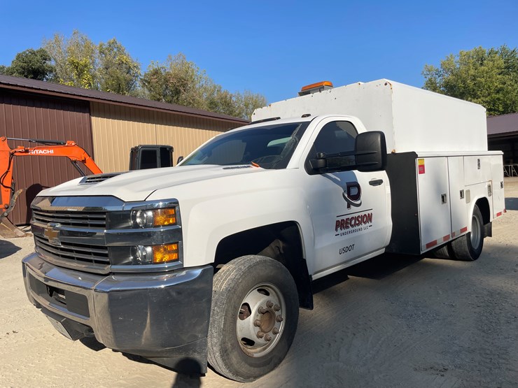 #1007-•-2017-chevy-3500-diesel-utility-truck,-(has-title)-image-1