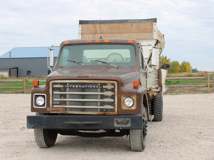 1982-international-s1700-image-1