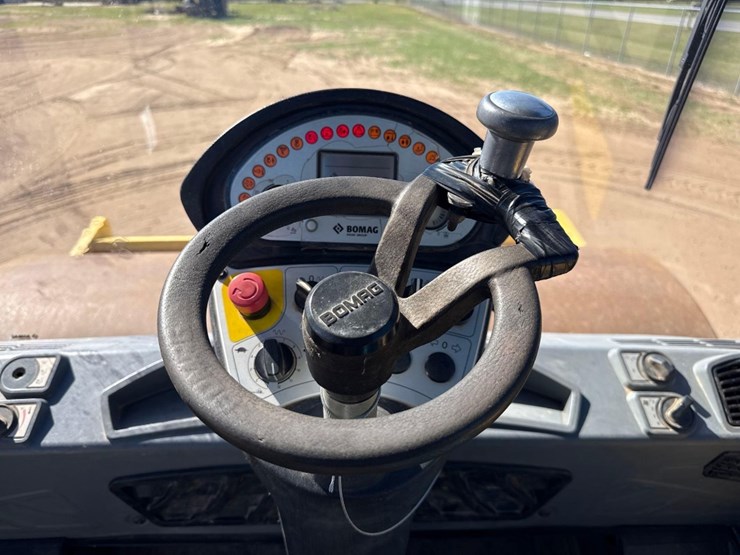 2017-bomag-bw211-image-19