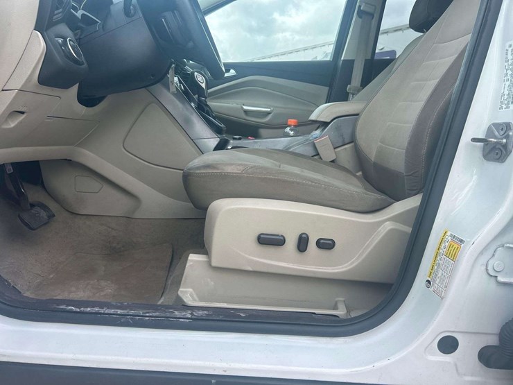 2016-ford-escape-se-image-12