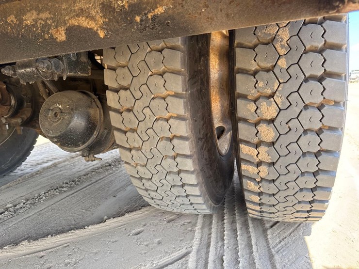 2007-peterbilt-335-image-10