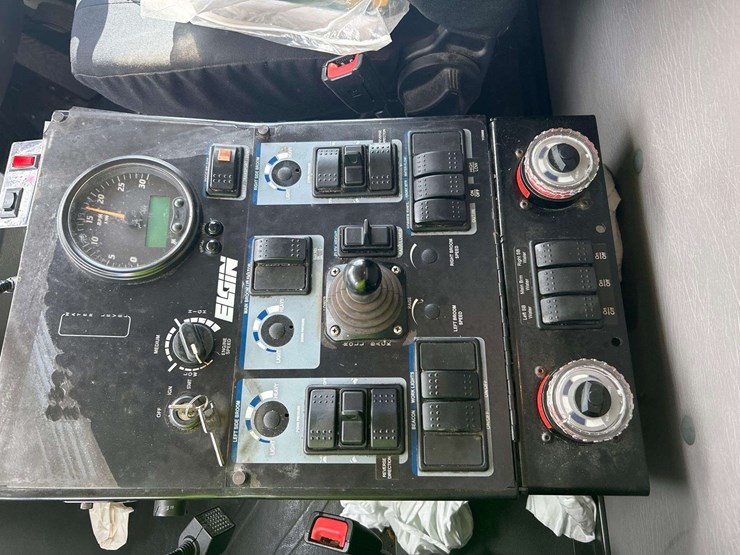 2020-freightliner-m2-106-elgin-eagle-series-4mf-street-sweeper-truck-image-20