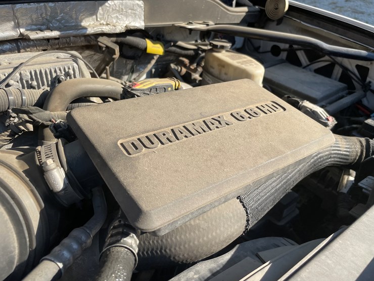 #1007-•-2017-chevy-3500-diesel-utility-truck,-(has-title)-image-33