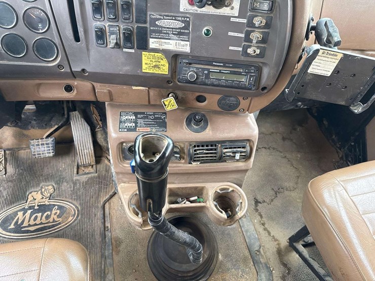 2004-mack-cv713-granite-fuel-and-lube-truck-image-17