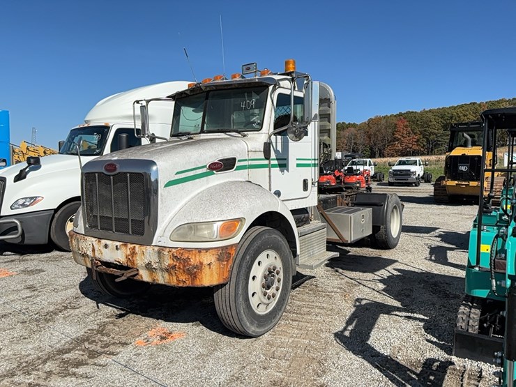 2014-peterbilt-330-image-1