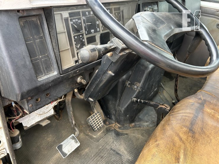 1995-international-4700-image-16