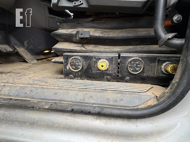 2015-peterbilt-567-image-25