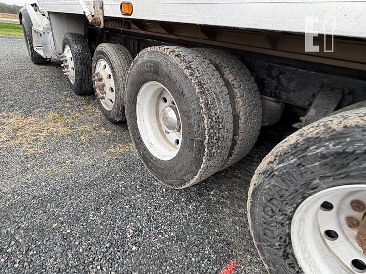 2015-peterbilt-567-image-19