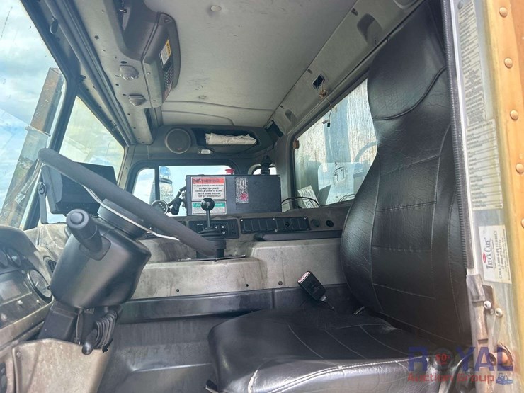 2015-peterbilt-320-image-18